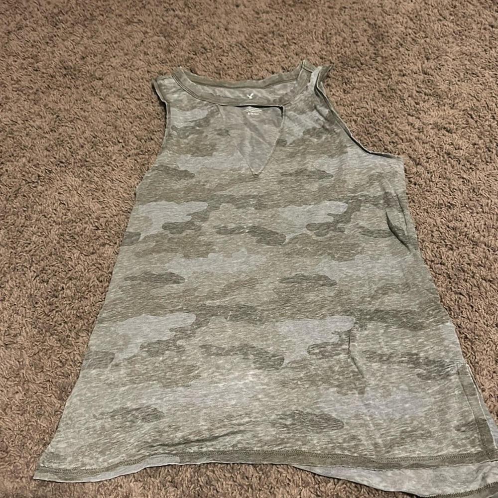 Camo key hole tank top size small